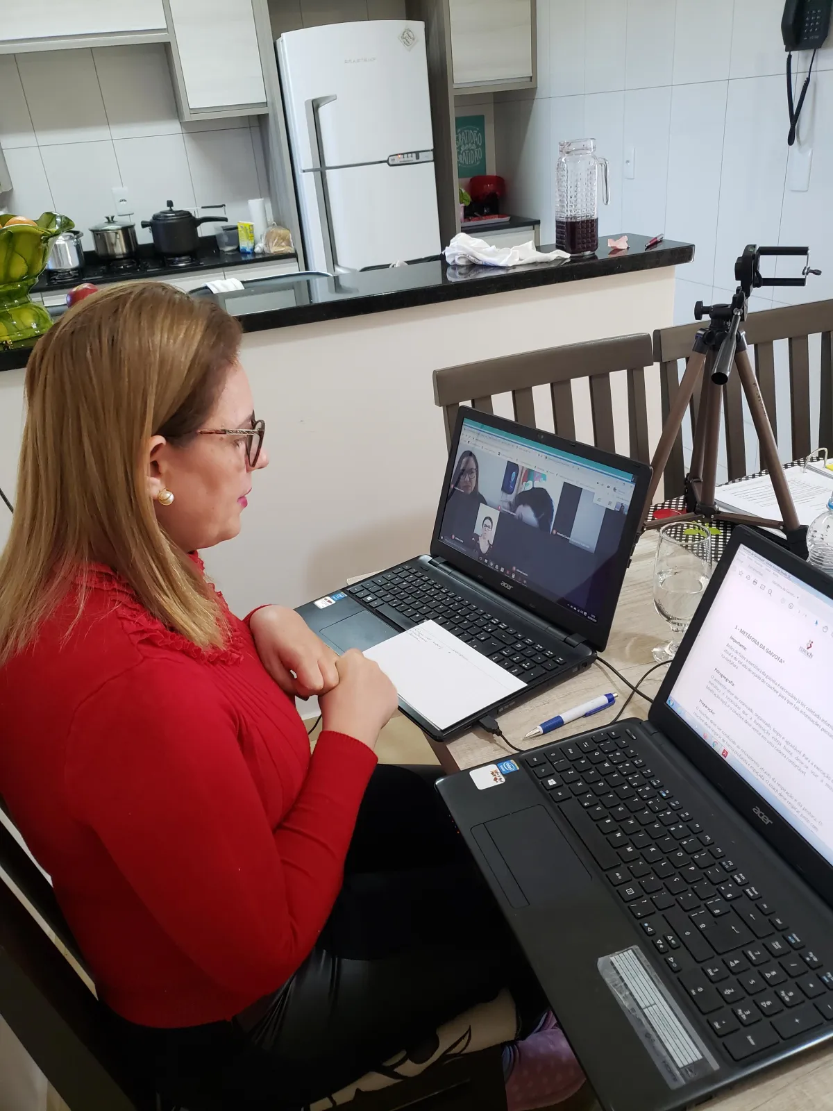 Adriana de Medeiros trabalhando de casa
